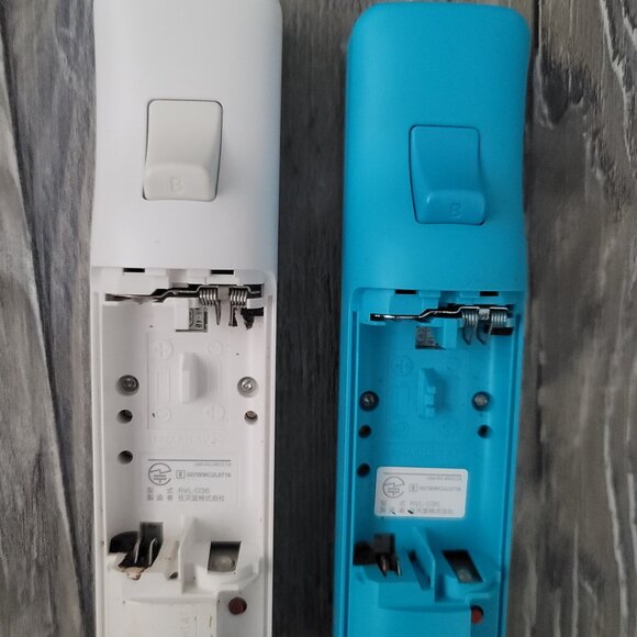 Wii game console with accessories and game - Picture 4 of 9